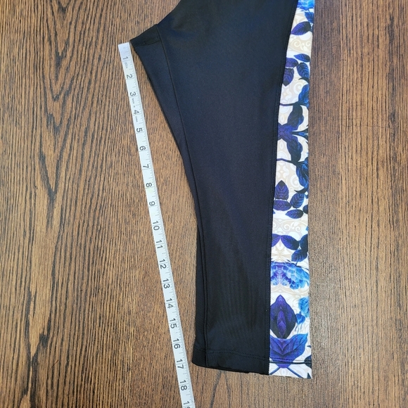 Lularoe Simply Comfortable Black Blue Floral Cropped Activewear Leggings Size S - Picture 7 of 9